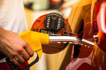 Installations d’une raffinerie de pétrole avec cuves de stockage