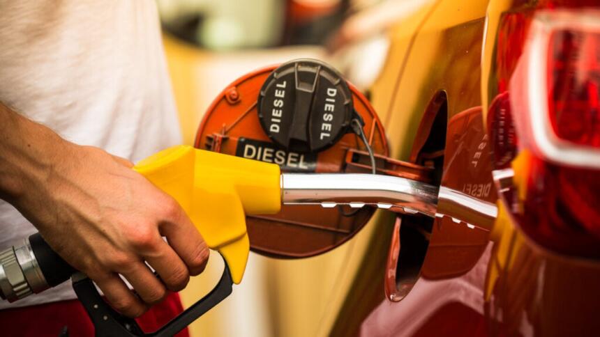 Installations d’une raffinerie de pétrole avec cuves de stockage
