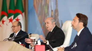 Abdelmadjid Tebboune s'exprimant à la tribune, entouré de Kamel Moula, président du CREA, et du Premier ministre Sifi Ghrieb, à Alger.