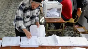 Un homme exprime sa voix dans un bureau de vote.