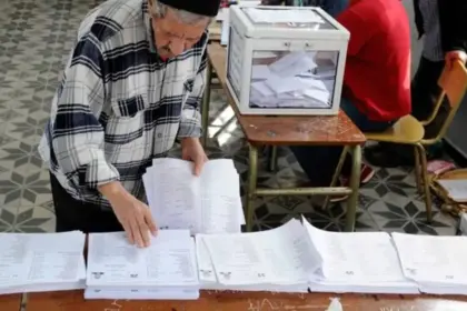 Un homme exprime sa voix dans un bureau de vote.