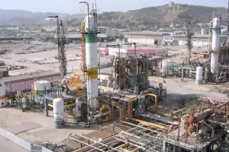 Colonnes et tuyauteries d’une installation pétrochimique en Algérie.