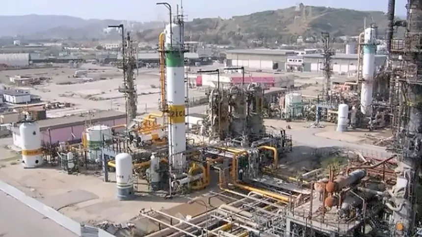 Colonnes et tuyauteries d’une installation pétrochimique en Algérie.