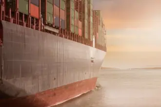 Porte-conteneurs chargé en mer, photo d’illustration des exportations algériennes hors hydrocarbures.