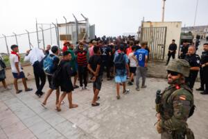Jeunes marocains à la sortie de Ceuta escortés par la police espagnole