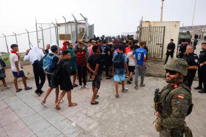 Jeunes marocains à la sortie de Ceuta escortés par la police espagnole