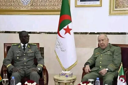 Le général d’armée Saïd Chanegriha et le ministre nigérien de la Défense nationale assis côte à côte dans des fauteuils, de part et d’autre d’un drapeau algérien.