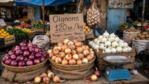 Oignons proposés à la vente sur un marché de fruits et légumes en Algérie.