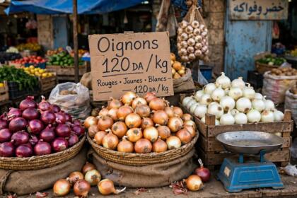 Oignons proposés à la vente sur un marché de fruits et légumes en Algérie.