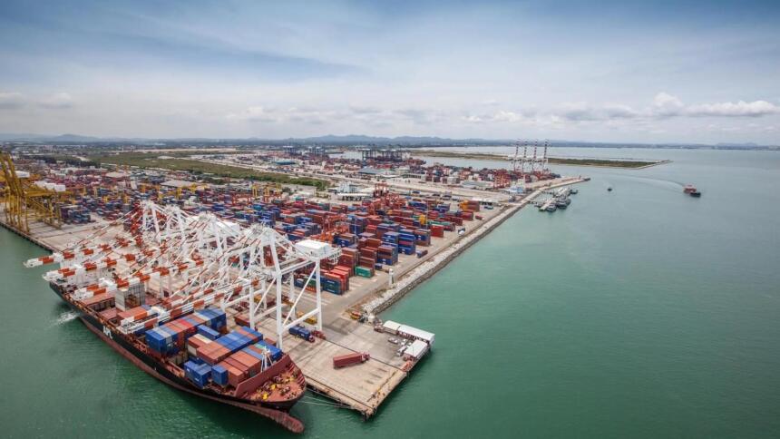 Vue du port d’Alger avec ses grues, ses porte-conteneurs et ses installations de manutention de marchandises.