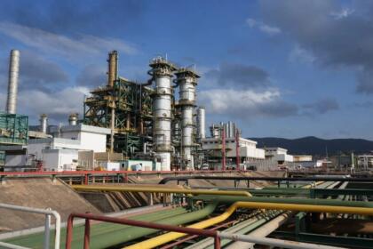 Vue de la raffinerie de Skikda, site de raffinage de Sonatrach en Algérie.