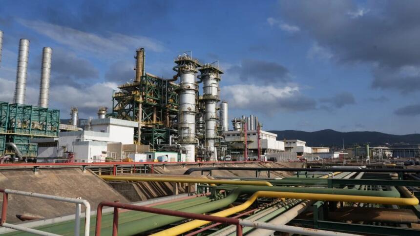 Vue de la raffinerie de Skikda, site de raffinage de Sonatrach en Algérie.