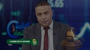 Djelloul Slama, en costume gris et cravate bordeaux, sur un plateau de télévision devant un fond de courbes boursières