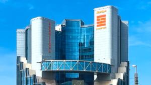 Immeuble vitré de Sonatrach à Oran, deux tours portant le nom et le logo du groupe en français et en arabe, sous un ciel bleu