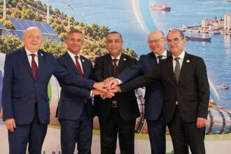 Les ministres de l'Énergie de l'Algérie, de la Tunisie, de l'Italie, de l'Autriche et de l'Allemagne joignent leurs mains devant le visuel de la deuxième réunion ministérielle du SoutH2 Corridor, à Alger