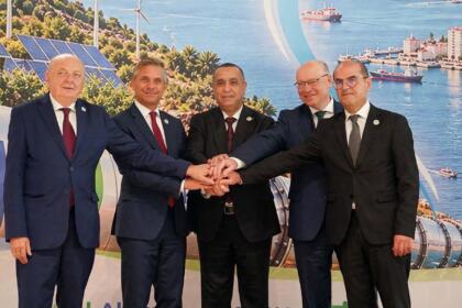 Les ministres de l'Énergie de l'Algérie, de la Tunisie, de l'Italie, de l'Autriche et de l'Allemagne joignent leurs mains devant le visuel de la deuxième réunion ministérielle du SoutH2 Corridor, à Alger