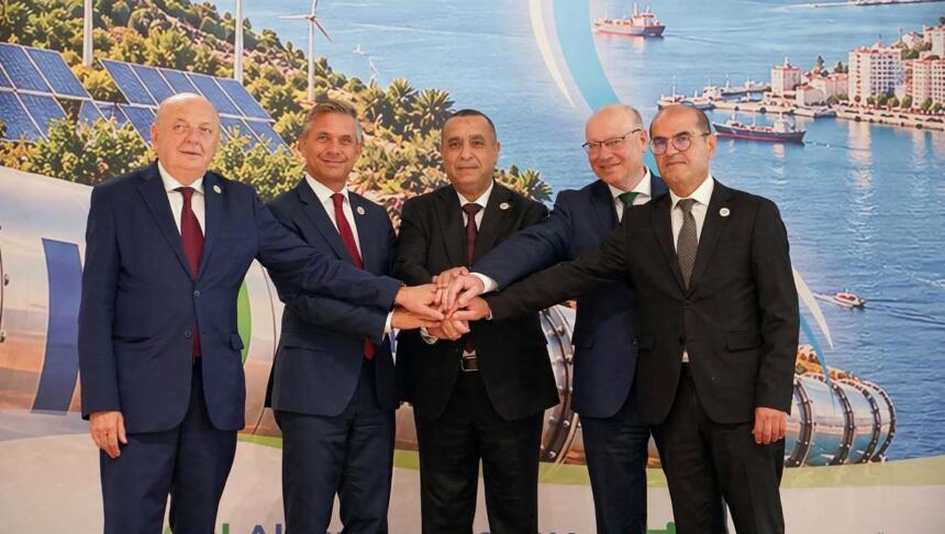 Les ministres de l'Énergie de l'Algérie, de la Tunisie, de l'Italie, de l'Autriche et de l'Allemagne joignent leurs mains devant le visuel de la deuxième réunion ministérielle du SoutH2 Corridor, à Alger