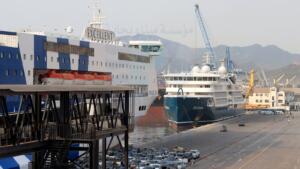 voyageurs au port de Bejaia