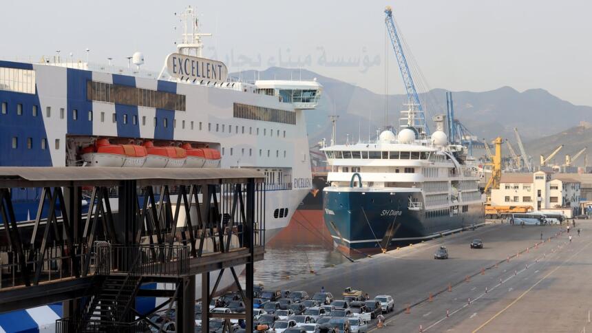 voyageurs au port de Bejaia