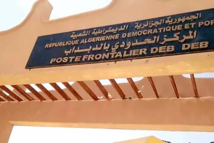 بوابة المركز الحدودي بالدبداب، وعليها لافتة بالعربية والفرنسية كُتب فيها «الجمهورية الجزائرية الديمقراطية الشعبية – المركز الحدودي بالدبداب»
