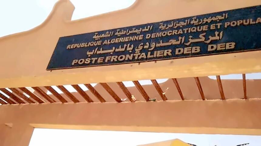 بوابة المركز الحدودي بالدبداب، وعليها لافتة بالعربية والفرنسية كُتب فيها «الجمهورية الجزائرية الديمقراطية الشعبية – المركز الحدودي بالدبداب»